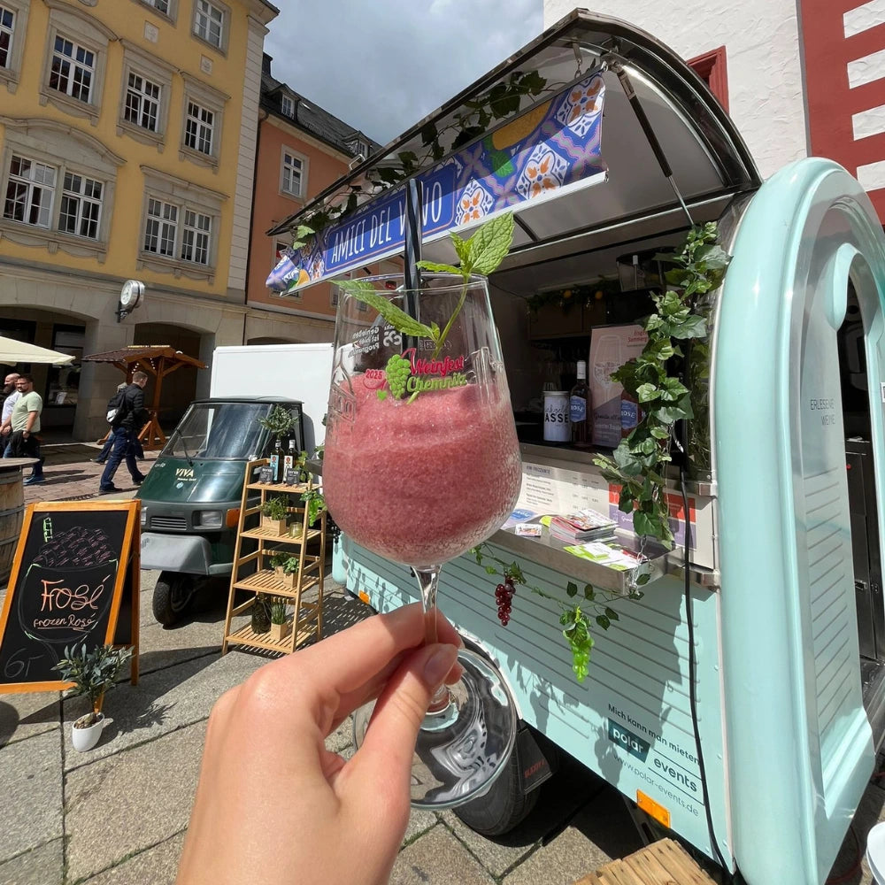 Frosato vor dem Weinstand 