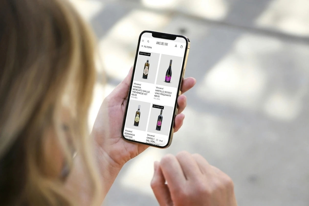 Frau mit Handy in der Hand mit unserem Onlineshop 